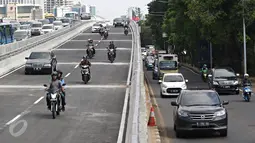 Kendaraan melintasi flyover Kuningan arah Semanggi di Jakarta, Rabu (30/12). Rampungnya proyek yang dimulai sejak akhir 2014 tersebut diharapkan mampu mengurangi kemacetan yang kerap terjadi di persimpangan Kuningan. (Liputan6.com/Immanuel Antonius)