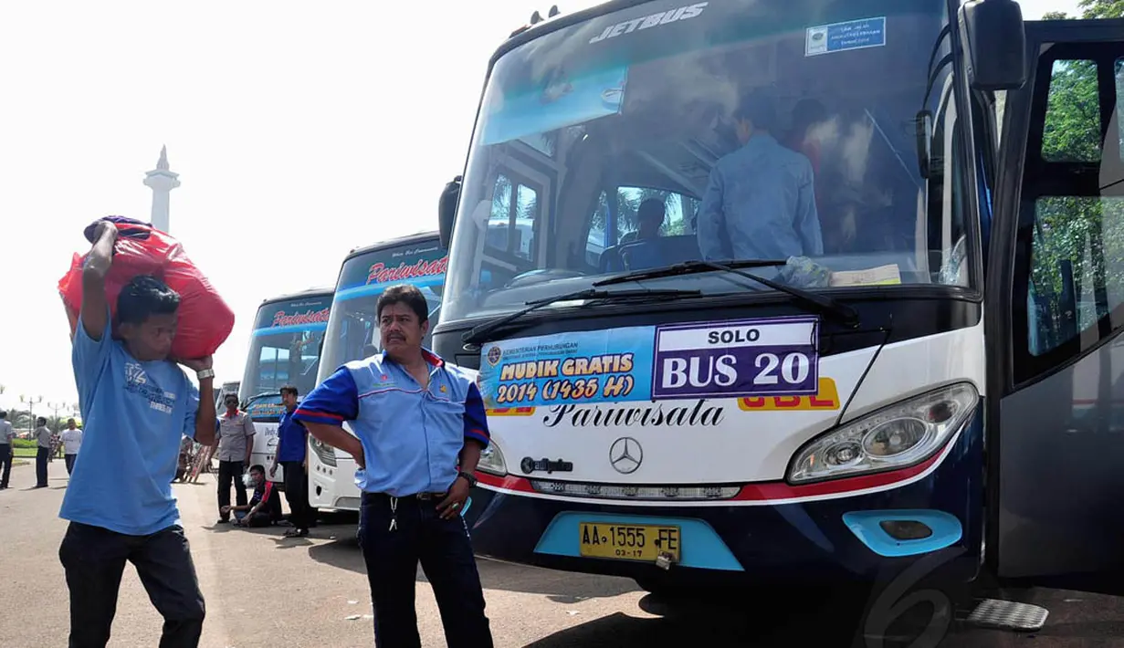  Sebanyak 92 unit bus disiapkan untuk mengangkut para pemudik ke 9 kota tujuan yaitu Tasikmalaya, Kebumen, Cilacap, Purwokerto, Yogyakarta, Solo, Wonogiri, Wonosobo dan Magelang. (Liputan6.com/Faizal Fanani)
