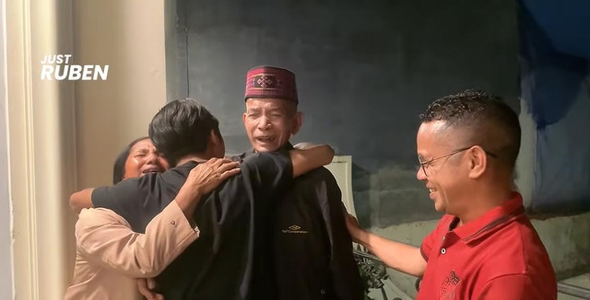 7 Potret Betrand Peto Bertemu Keluarga dari NTT, Sebut Rindu yang Terobati
