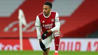 Pierre-Emerick Aubameyang. Striker Arsenal berusia 31 tahun asal Gabon ini bersinar terang saat memperkuat Borussia Dortmund. Dua trofi Piala Super Jerman dan 1 trofi DFB Pokal sukses diraihnya. Bersama Arsenal, 1 trofi Piala FA dan Community Shield sukses diraih. (AFP/Catherine Ivill/Pool)
