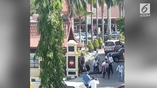 Belum usai petaka teror Surabaya, kelompok teroris kembali menyerang markas kepolisian. Kali ini Markas Polda Riau diserang anggota teroris.
