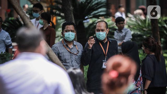 2 Orang di Indonesia Positif Virus Corona, Para Pekerja Banyak Kenakan Masker