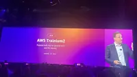 CEO dari raksasa komputasi awan asal Amerika Serikat, Amazon Web Service (AWS), Adam Selipsky mengumumkan perilisan dua chip generasi teranyarnya AWS Graviton4 dan AWS Trainium2 (Liputan6.com/Muhammad Radityo Priyasmoro)