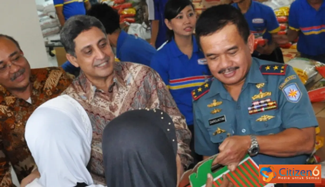 Citizen6, Tanjung Priok: Kolinlamil menggelar pasar murah sembako bagi masyarakat dalam rangka menyambut Idul Fitri 1433 Hijriyah, bertempat di Gedung Laut Natuna, Mako Kolinlamil, Tanjung Priok, Jakarta, Senin (6/8). (Pengirim: Dispenkolinlamil)