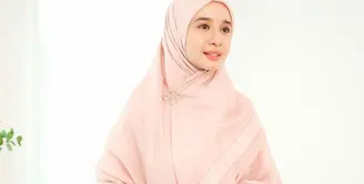 Gaya hijab syar&rsquo;i Laudya Cynthia Bella kerap menjadi trendsetter di dunia fashion muslimah. [@lbylcb].