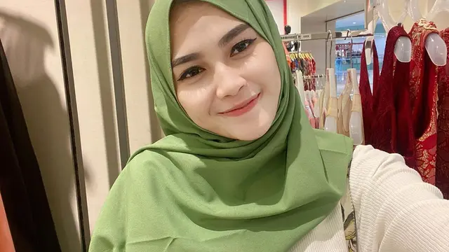 7 Gaya Kasual Pedangdut Arlida Putri yang Memesona