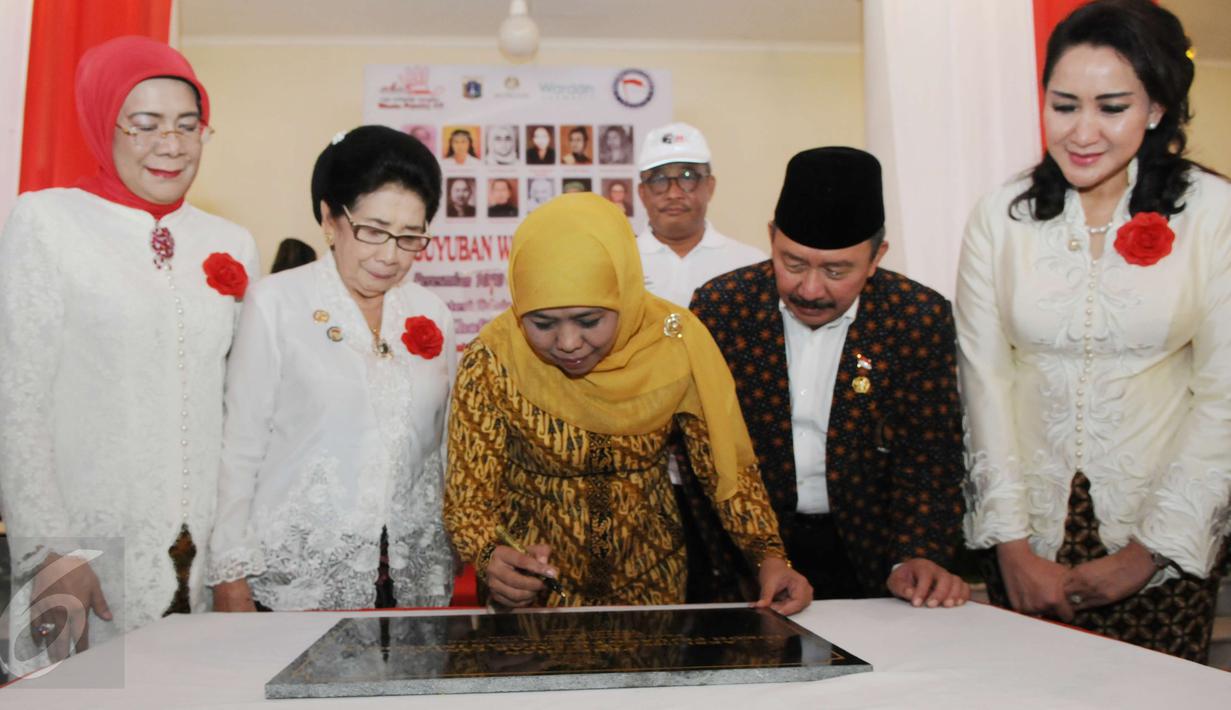 Menteri Sosial Khofifah Indar Parawansa menandatangani prasasti saat meresmikan 1000 cap tangan wanita pejuang 45 di gedung Joang, Jakarta, Jumat (15/12). Liputan6.com/Helmi Afandi)