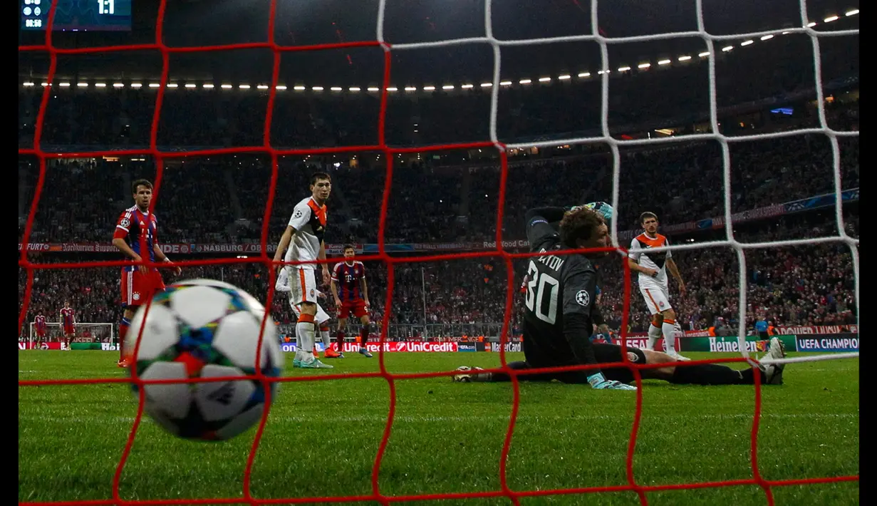 Kiper Shakhtar Donetsk,  Andriy Pyatov gagal menyelamatkan gawangya pada leg kedua 16 besar Liga Champions di Allianz Arena, German (11/3/15). Bayern Munich Menang 7-0 atas Shakhtar Donetsk. (Reuters/Michaela Rehle)