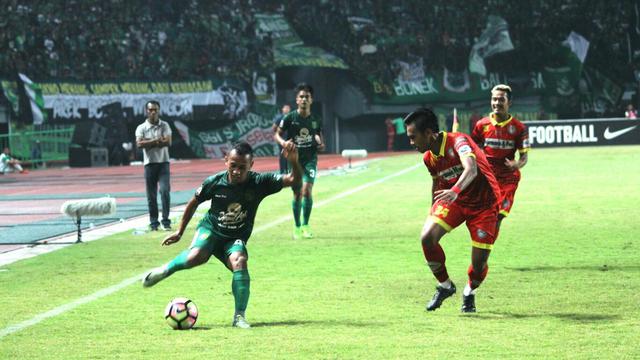 Persebaya Surabaya mengalahkan Martapura FC 2-0 di Stadion Gelora Bung Tomo, Kamis (27/7/2017). (Liputan6.com/Dimas Angga P)