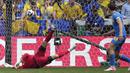 Kiper Timnas Ukraina, Andriy Lunin kebobolan gol kedua saat menghadapi Rumania tewat tendangan dari luar kotak penalti Razvan Marin pada laga Grup E Euro 2024 di Allianz Arena, Munchen, Jerman, Senin (17/6/2024). (AP Photo/Matthias Schrader)