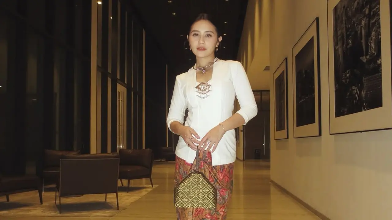 Gaya Berbatik Prilly Latuconsina, Modern dan Elegan dengan Sentuhan Tradisional