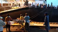 Evakuasi Jenazah nahkoda kapal MV Aurora Cristine yang meninggal dunia mendadak di kamar kapal. (Foto: Liputan6.com/Polres Cilacap)