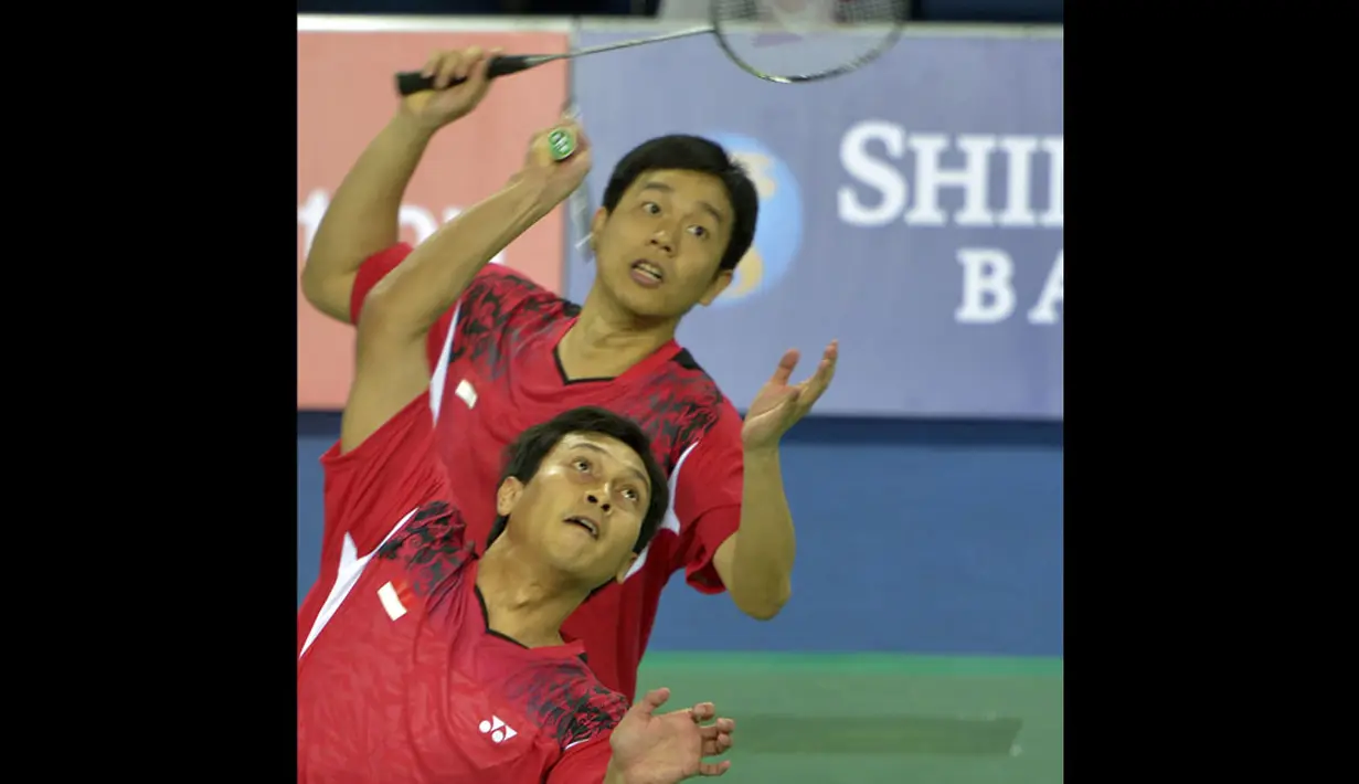 Ganda Putra Indonesia Muhamad Ahsan dan Hendra Setiawan saat berlaga melawan ganda Korsel Yongdae Lee dan Yeonseong Yoo pada final Ganda Putra Asian Games ke-17 di Gyeyang Gymnasium, Incheon, Korsel, (28/9). (ANTARA FOTO/Saptono)
