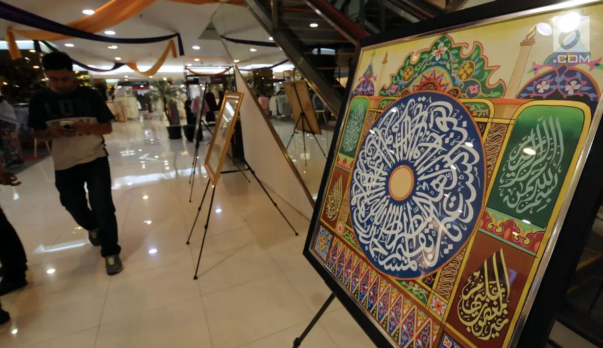 Pengunjung melintas di ruang pameran kaligrafi yang dipamerkan pada Ramadan Raya Feast di Pasaraya Blok M, Jakarta, Selasa (5/6). Selain kaligrafi, ada juga pameran Alquran terkecil, terbesar dan terunik. (Liputan6.com/Helmi Fithriansyah)