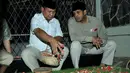 Prabowo menaburkan bunga saat menziarahi makam ayahnya di Pemakaman Umum Karet Bivak, Jakarta, Rabu, (21/5/2014) (Liputan6.com/Johan Tallo). 