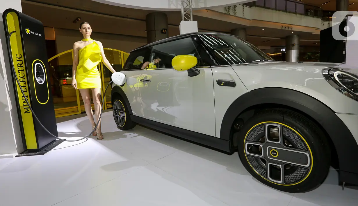 Model berpose di samping mobil MINI Electric pada peluncuran MINI Electric di PIK Avenue Jakarta (08/06/2022). MINI Indonesia hadirkan kendaraan full listrik premium dalam dua varian yaitu MINI Electric dan MINI Electric Collection dengan motor listrik 135 kW/184 hp dan tenaga maksimum 270 Nm. (Liputan6.com/Fery Pradolo)
