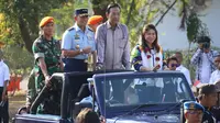 Mantan atlet bulutangkis Indonesia, Susy Susanti bersama Gubernur DIY Sri Sultan Hamengku Buwono X dan KSAU Marsekal TNI Yuyu Sutisna membawa obor Asian Games 2018 menuju Museum Dirgantara di Yogyakarta, Selasa (17/7). (Liputan6.com/HO/Dispen TNI AU)