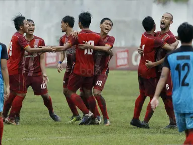 Pemain UPI merayakan gol yang dicetak oleh Syahviar ke gawang UMM pada laga final Torabika Campus Cup 2017 di Stadion Cakrawala, Malang, Kamis (23/11/2017). UMM menang WO atas UPI. (Bola.com/M Iqbal Ichsan)