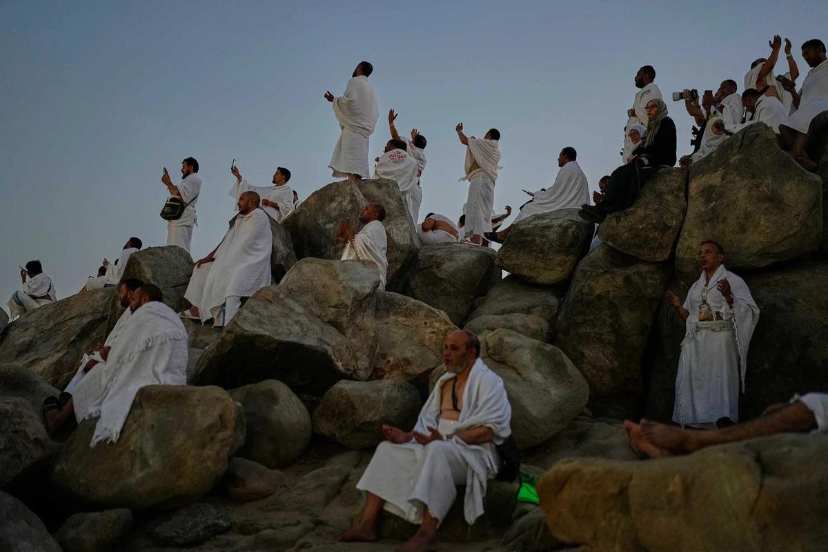 FOTO: Khusyuk Jemaah Haji Berdoa di Jabal Rahmah