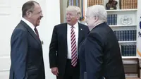 Donald Trump bersama dengan Menteri Luar Negeri Rusia Sergey Lavrov (kiri) dan Duta Besar Rusia untuk AS Sergei Kislyak (AFP)