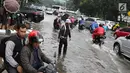 Sejumlah pengendara menerobos banjir yang merendam kawasan Gambir, Jakarta, Kamis (15/2). Banjir tersebut mengakibatkan jalan di sekitar lokasi terpaksa ditutup karena tidak bisa dilalui kendaraan bermotor. (Liputan6.com/Immanuel Antonius)