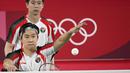 Dengan kemenangan ini, pasangan Marcus/Kevin tambah kokoh di puncak klasemen Grup A bulu tangkis ganda putra Olimpiade Tokyo 2020. Selain itu, mereka pastikan diri untuk melaju ke babak perempatfinal. (Foto: AFP/Alexander Nemenov)