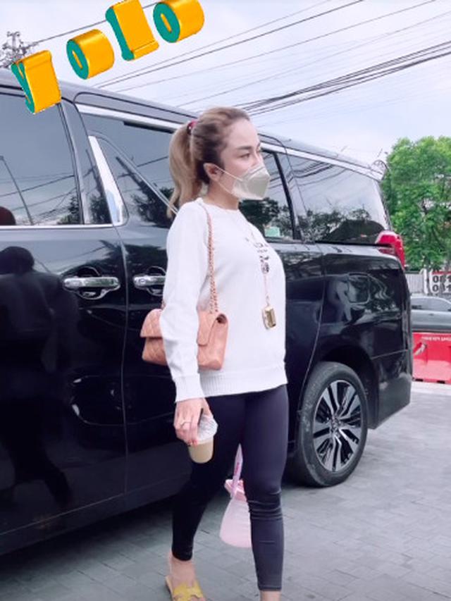 6 Potret Medina Zein Pamer Foto Lepas Hijab, Panen Cibiran Warganet