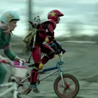 Mengendarai sepeda BMX para ibu-ibu di Jepang ini bersaing untuk mendapatkan barang-barang diskon.