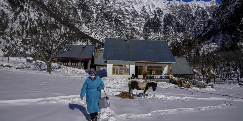 Petugas Vaksinasi Covid Melakukan Perjalanan di Pegunungan Bersalju Kashmir