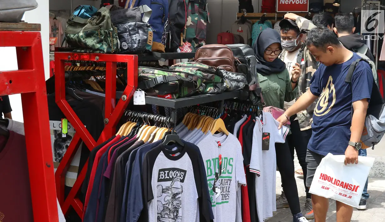 Pengunjung memilih pakaian yang dijual di ajang Jakcloth Summerfest 2018 di Senayan, Jakarta, Kamis (12/4). Jakcloth Summerfest 2018 diramaikan oleh 380 merek clothing. (Liputan6.com/Angga Yuniar)