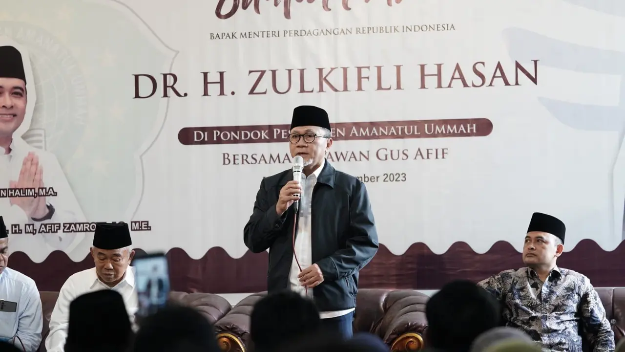 Ketua Umum Partai Amanah Nasional (PAN) Zulkifli Hasan (Zulhas) saat mengunjungi Ponpes Amanatul Ummah, Mojokerto, Jatim, Minggu (5/11/2023).