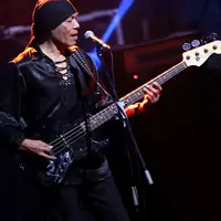 Penampilan Donny Fattah Gagola, meski umur tak lagi muda, bassis band God Bless ini nampak bersemangat dalam konser yang bertajuk Musikukeren: Panggung Sandiwara God Bless. (Galih W. Satria/Bintang.com)