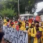 Aliansi Mahasiswa Unsri mengawal sidang kasus asusila di PN Palembang, dengan terdakwa dua orang dosen Unsri (Liputan6.com / Nefri Inge)