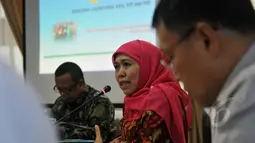 Menteri Sosial Khofifah menjelaskan tentang rencana pemerintah yang akan mengeluarkan “kartu sakti” tehap kedua”, Jakarta, Kamis (23/4/2015). Pertemuan tersebut dihadiri perwakilan 12 Bupati dan Walikota. (Liputan6.com/Johan Tallo)