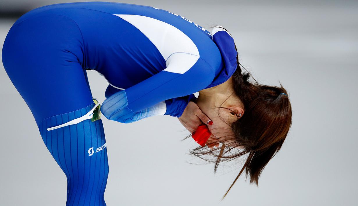 Speedskater Korsel, Lee Sang Hwa menangis setelah kalah pada cabang skating speed 500 meter putri di Olimpiade Musim Dingin Pyeongchang 2018, Minggu (18/2). Sang Hwa sempat mengalami cedera serius saat mempersiapkan diri untuk Olimpiade. (AP/Vadim Ghirda)
