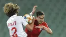 Pemain Bulgaria, Bozhidar Kraev berebut bola dengan gelandang Inggris, Harry Winks selama pertandingan Grup A Kualifikasi Piala Eropa 2020 di Vasil Levski National Stadium, Sofia (15/10/2019). Inggris menang telak 0-6 atas Bulgaria. (AP Photo/Andreea Alexandru)