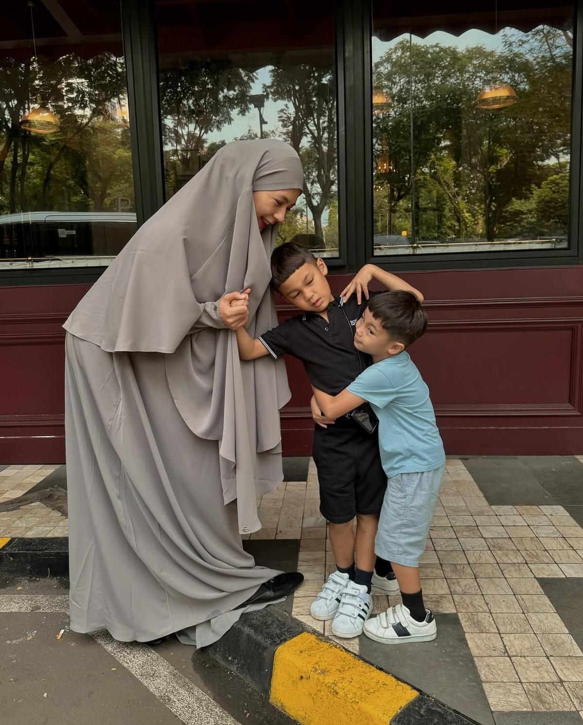 6 Potret Paula Verhoeven Tampil Cantik dengan Busana Syar'i Bareng Anak-Anak, Wajahnya Disebut Makin Fresh