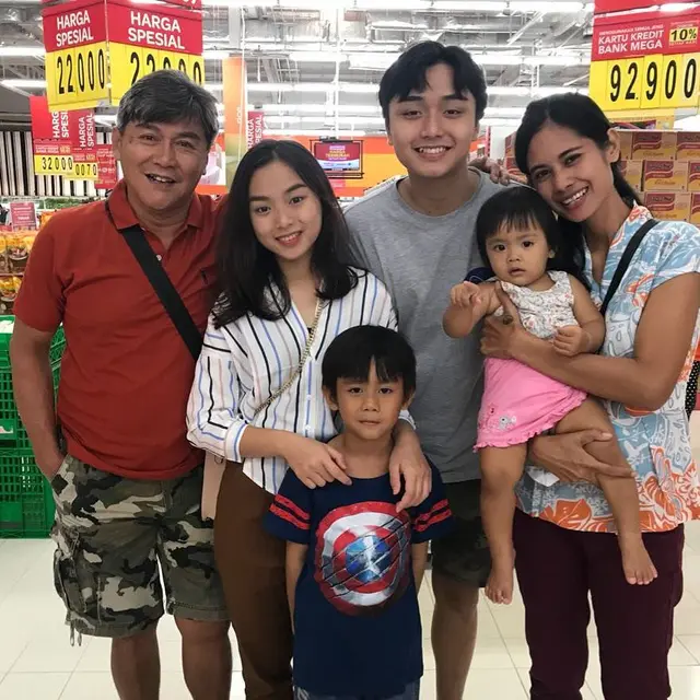 Beda Usia 31 Tahun, Ini 6 Potret Willy Dozan dan Istri dari Pernikahan Keempat