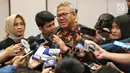 Ketua KPU Arief Budiman memberikan keterangan saat acara penandatanganan pakta integritas debat keempat Pilpres 2019 di Jakarta, Rabu (27/3). KPU bersama seluruh panelis dan moderator debat Pilpres 2019 keempat menandatangani pakta integritas. (Liputan6.com/Johan Tallo)