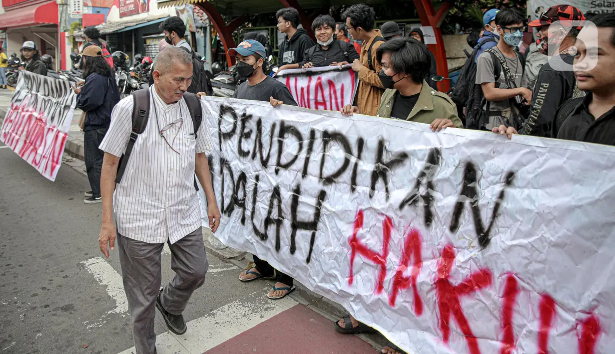 Sejumlah mahasiswa dari berbagai kampus membentangkan spanduk saat berunjuk rasa di SDN Pondok Cina 1 Depok, Jawa Barat, Selasa (13/12/2022). Dalam aksinya, mereka menolak relokasi SDN Pondok Cina 1 yang lahannya akan digunakan untuk pembangunan masjid. (Liputan6.com/Faizal Fanani)