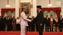 Presiden Jokowi berjabat tangan dengan Laksamana Madya TNI Siwi Sukma Adji seusai pelantikan pejabat baru KSAL di Istana Negara, Jakarta, Rabu (23/5). Siwi dilantik menjadi KSAL menggantikan Laksamana TNI Ade Supandi. (Liputan6.com/Angga Yuniar)