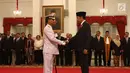 Presiden Jokowi berjabat tangan dengan Laksamana Madya TNI Siwi Sukma Adji seusai pelantikan pejabat baru KSAL di Istana Negara, Jakarta, Rabu (23/5). Siwi dilantik menjadi KSAL menggantikan Laksamana TNI Ade Supandi. (Liputan6.com/Angga Yuniar)
