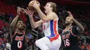 Pemain Detroit Pistons, Luke Kennard (5) melakukan lay up melewati dua pemain Miami Heat pada laga NBA basketball game di Little Caesars Arena, Detroit, (12/11/2017). Detroit Pistons menang 112-103. (AP/Duane Burleson)