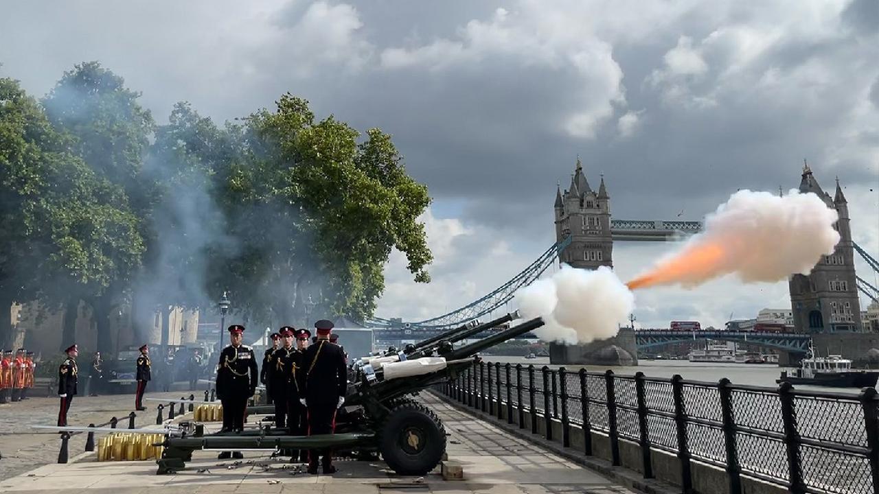 Sebagai bentuk penghormatan kepada mendiang Ratu Elizabeth II yang meninggal pada usia 96 tahun, 96 dentuman meriam menggema di seluruh Inggris. (Twitter/@TowerOfLondon)