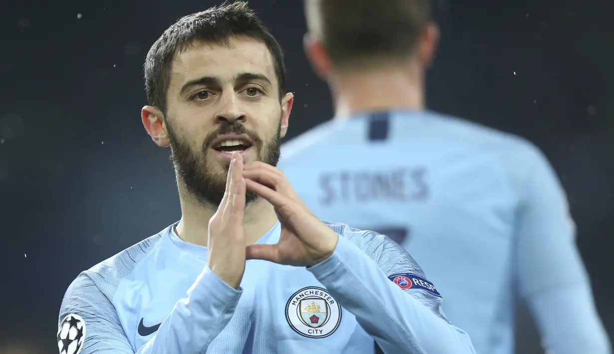 Striker Manchester City, Bernardo Silva, melakukan selebrasi usai mencetak gol ke gawang Shakhtar Donetsk pada laga Liga Champions di Stadion Metalist, Selasa (23/10/2018). Shakhtar Donetsk kalah 0-3 dari Manchester City. (AP/Efrem Lukatsky)