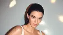Kendall Jenner pakai tote bag pink koleksi Marc Jacobs Spring 2023  [Foto: Dok. Marc Jacobs]