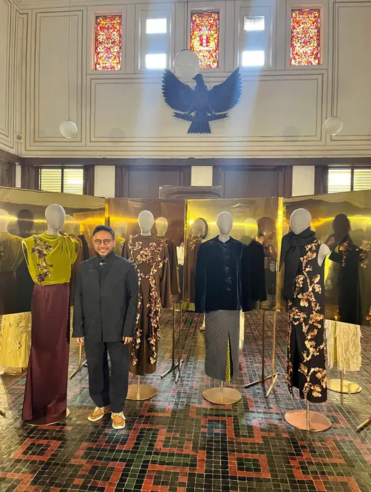 Khas palet warna musim gugur terwujud dengan sempurna. Dari biru batu permata, merah anggur, kuning rimpang kunyit, hijau jeruk nipis dan ungu bunga lilac. Berpadu apik dengan warna hitam, perak dan warna-warni bumi, turunan coklat dan abu-abu. Indah dan selaras. Untuk yang masih penasaran Koleksi SAPTO DJOJOKARTIKO Fall Winter 2024, tersedia secara eksklusif di Plaza Senayan store Level 1 mulai 26 Juli 2024.   [ Foto dok: SAPTO DJOJOKARTIKO ]