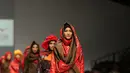 Koleksi rancangan Zaskia Adya Mecca dan kakaknya yang mengusung nama Meccanism ini memilih tema api. Dapat dilihat dari baju-bajunya yang didominasi oleh paduan warna merah terang. (Andy Masela/Bintang.com)