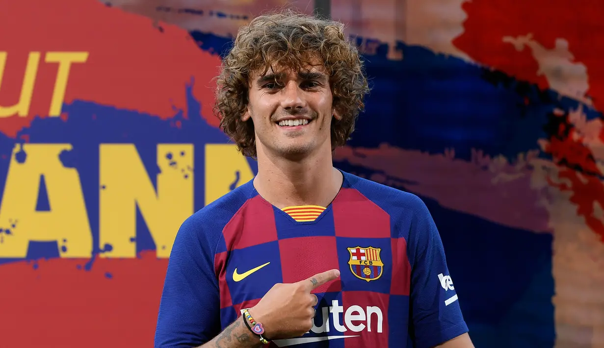 Penampilan rambut Antoine Griezmann saat resmi diperkenalkan Barcelona sebagai penghuni baru Camp Nou pada 14 Juli 2019. (Foto by Lluis Gene / AFP)