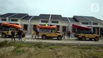 Tim Tanggap Bencana Land Rover Club Indonesia (LRCI) bersiap menyalurkan bantuan untuk korban banjir di Desa Sindangsari, Kabupaten Bekasi, Jawa Barat, Rabu (24/2/2021). Banjir di kawasan tersebut diakibatkan jebolnya tanggul Sungai Citarum dan luapan air Sungai Ciherang. (merdeka.com/Imam Buhori)